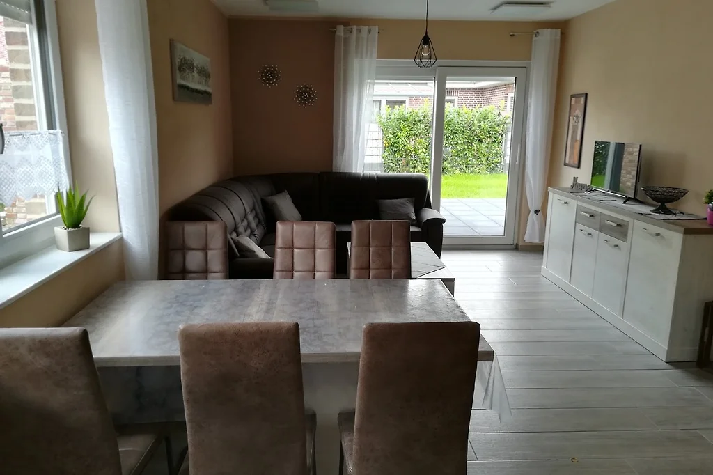 Blick vom Esstisch durch das Wohnzimmer zur Schiebetür in den Garten
