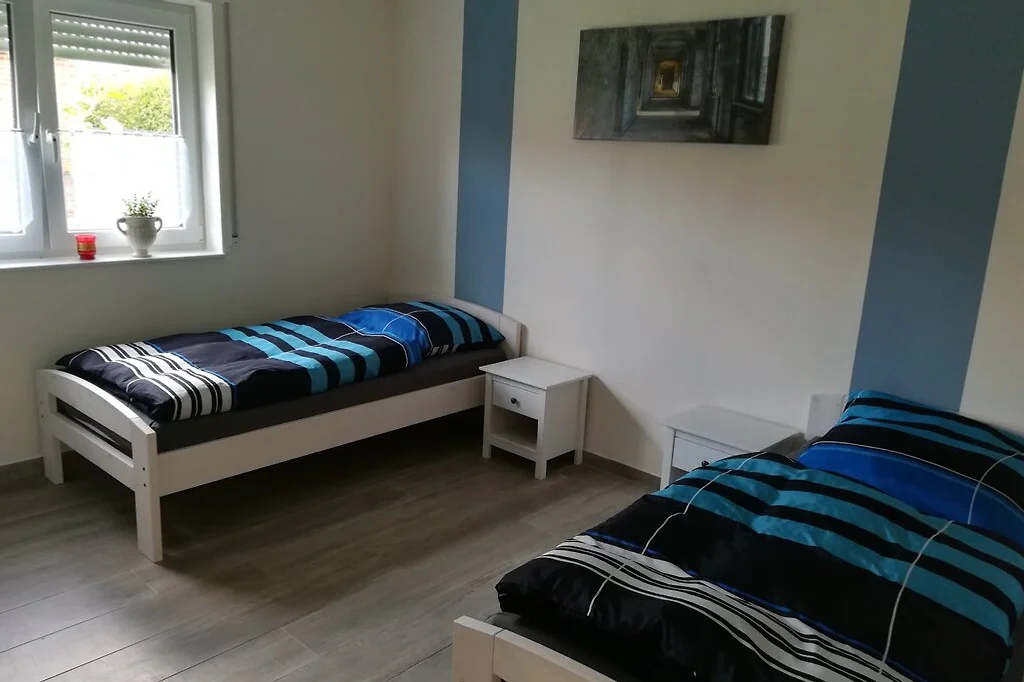 Schlafzimmer mit zwei Einzelbetten, Nachttischen und Fenster